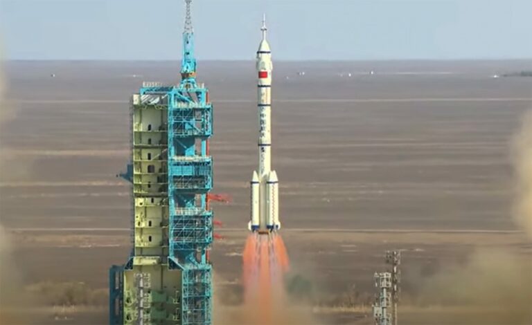 China lança três astronautas ao espaço com a missão Shenzhou-20