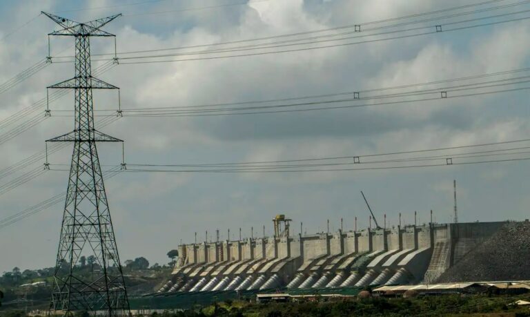 Conta de luz terá cobrança extra em maio com adoção