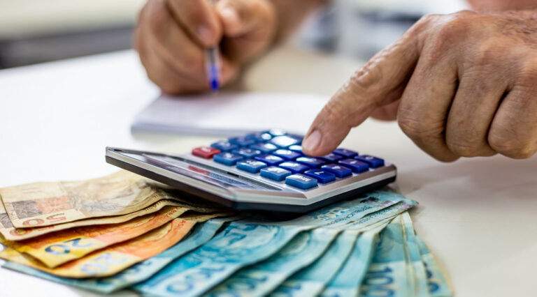 Contracheques com novos valores dos reajustes salariais saem nesta quarta
