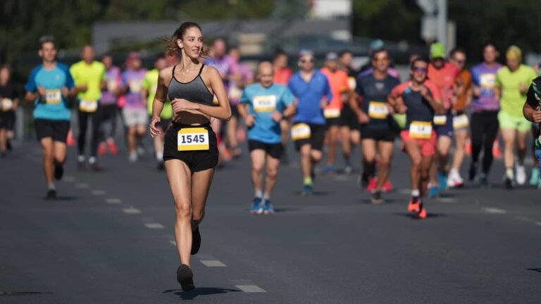Correr uma maratona transforma o corpo humano; entenda