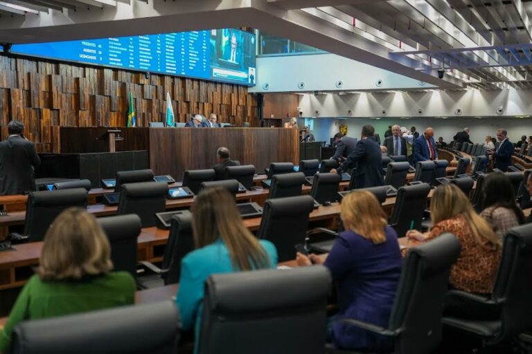 Deputados bolsonaristas reagem com indignação à intimação de Bolsonaro na