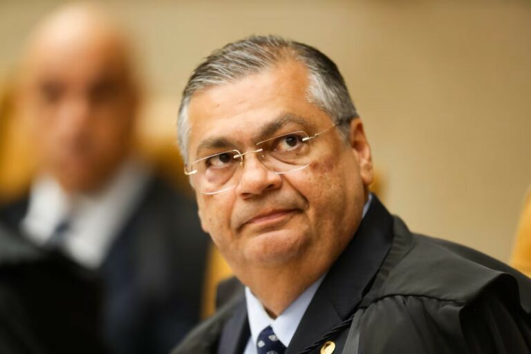 Dino ameaça com novo bloqueio se Estados e municípios não