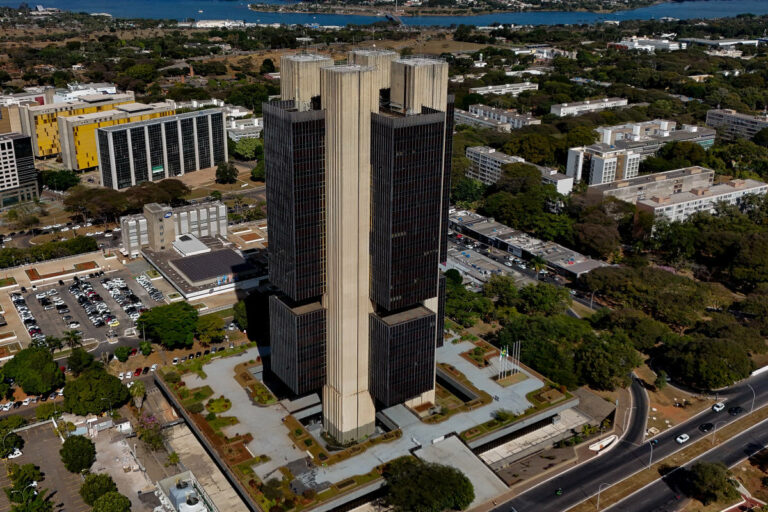Dívida pública bruta recua para 75,9% do PIB em março