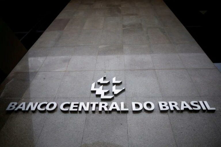 Economistas voltam a elevar previsão do PIB e reduzem estimativa