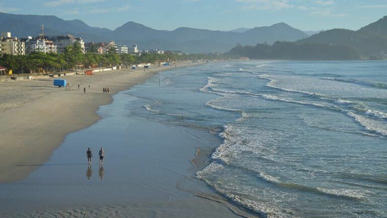 Em feriadão, litoral de SP tem 50 praias impróprias para