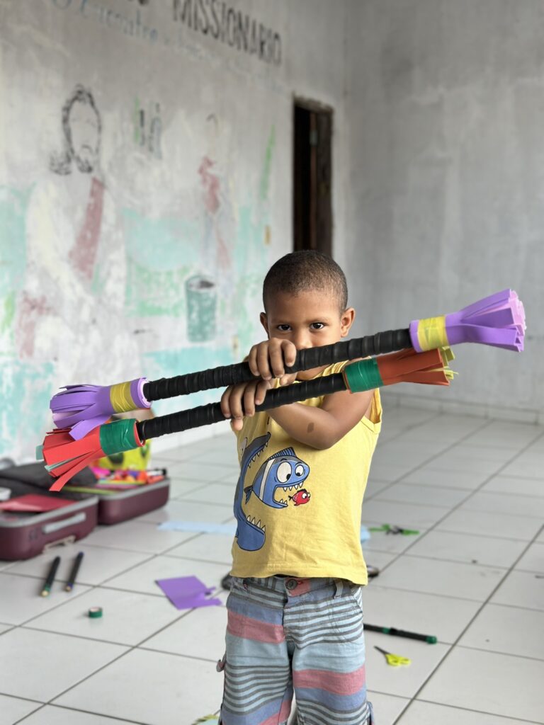 Espetáculo reúne crianças e adolescentes na magia do circo no