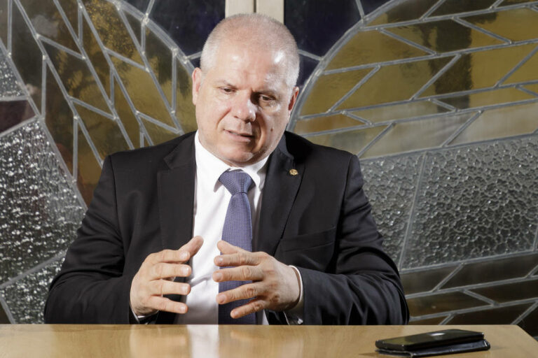Ex-presidente do INSS pediu dados à PF sobre descontos irregulares