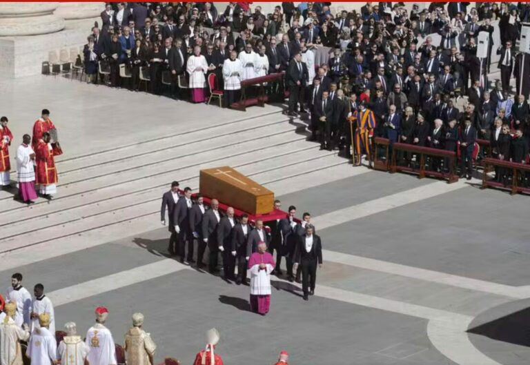 Funeral e sepultamento do papa Francisco são realizados neste sábado