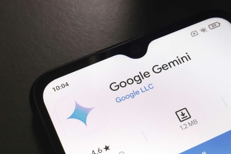 Google paga caro para ter Gemini de fábrica nos celulares