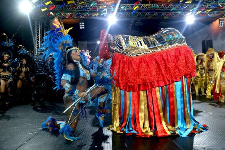 Grupos de Bumba Meu Boi do Maranhão se apresentam no