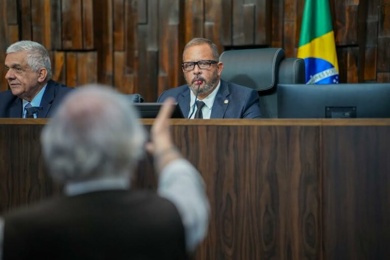 Guilherme Delaroli preside sessão da Alerj durante interinidade de Bacellar