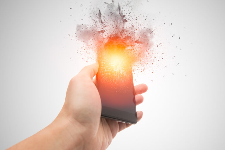 Homem sofre queimaduras graves após explosão de celular em SP