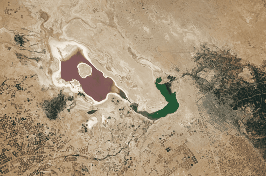 Iraque: lago artificial chama atenção por suas cores; veja