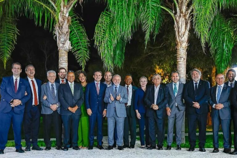 Lula afirma que é “candidatíssimo” à reeleição em jantar com