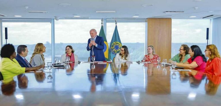 Lula sanciona leis que ampliam proteção às mulheres contra violência