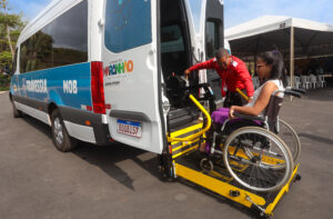 MOB oferece transporte gratuito para pessoas com deficiência assistirem a