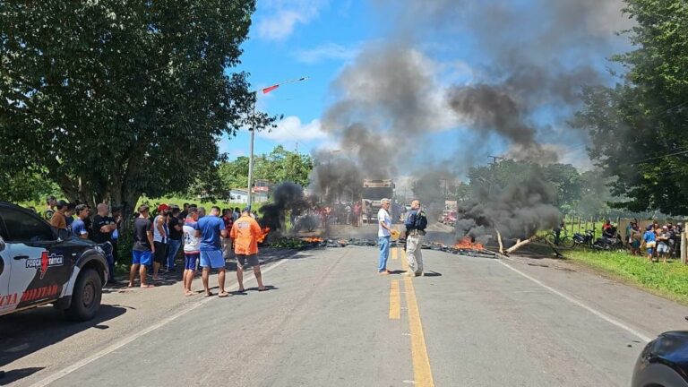 Manifestantes bloqueiam trecho da BR-135 por conta de acidentes