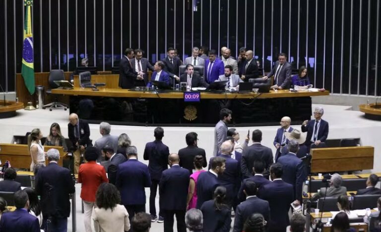 Motta analisa fila de CPIs antes de decidir sobre investigação
