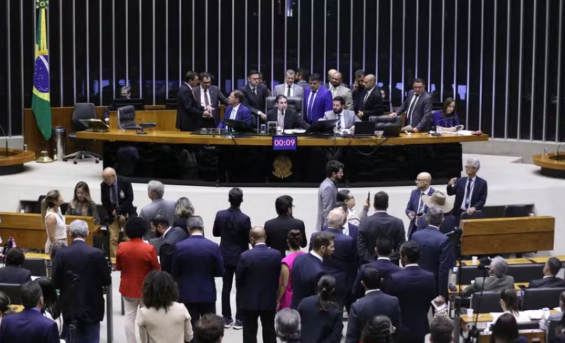 Motta analisa fila de CPIs antes de decidir sobre investigação