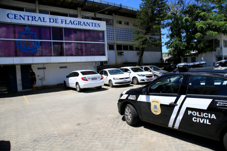 Mulher é vítima de golpe dentro de delegacia