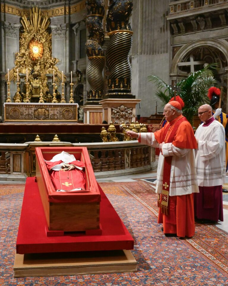 Nesta sexta-feira (25), caixão com o corpo do papa Francisco