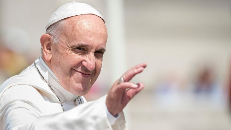No Brasil, papa Francisco circulou de carro popular; relembre