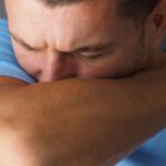 O que acontece se você segurar um espirro? Entenda as