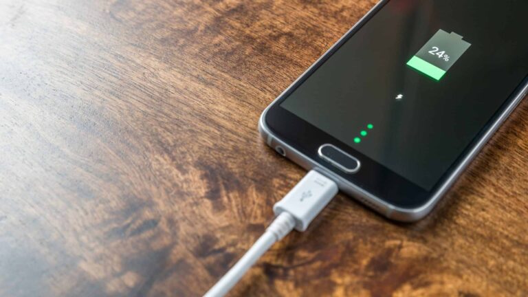 O que fazer quando o celular não carrega ou carrega