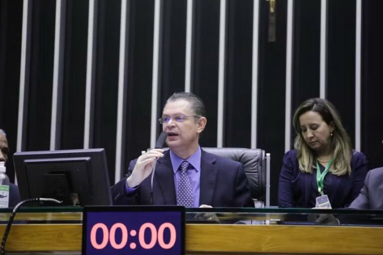 PL enfrenta resistência na Câmara, e projeto de anistia a