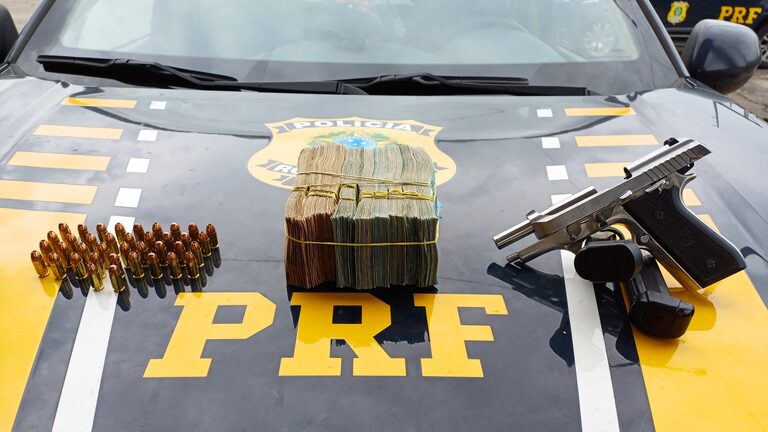PRF apreende pistola, munições e R$ 75 mil em veículo