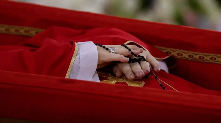Papa Francisco: velório é aberto ao público no Vaticano