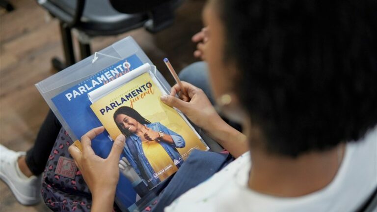 Parlamento Juvenil bate recorde de inscrições e destaca participação feminina