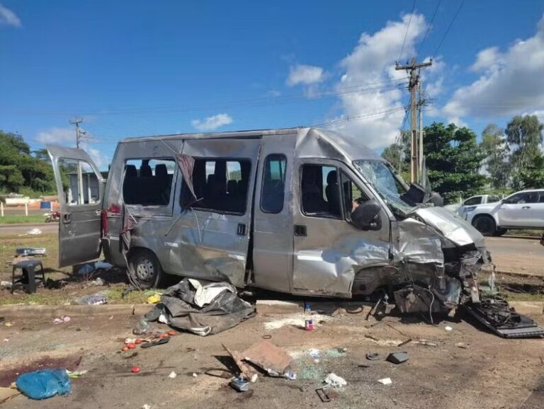 Passageiros são arremessados de van após colisão com caminhonete em