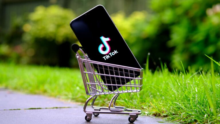 Pirataria ou preço justo? Trend do TikTok mira marcas de