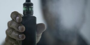 Plataformas devem remover propagandas de cigarros eletrônicos