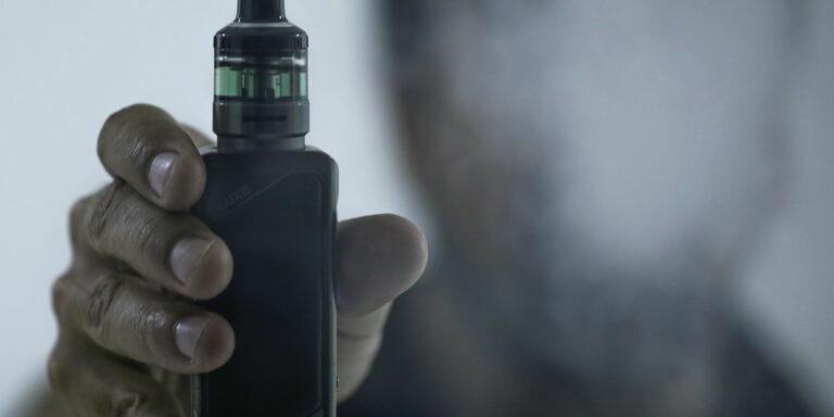 Plataformas devem remover propagandas de cigarros eletrônicos