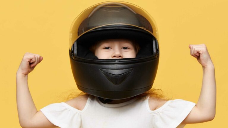 Pode transportar criança na moto? Veja o que diz a