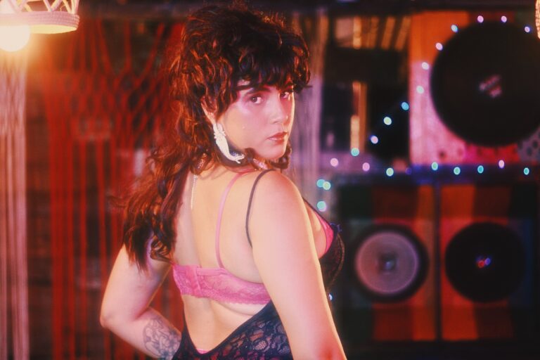 Revelação da música maranhense, Klicia lança videoclipe de “Complicado”