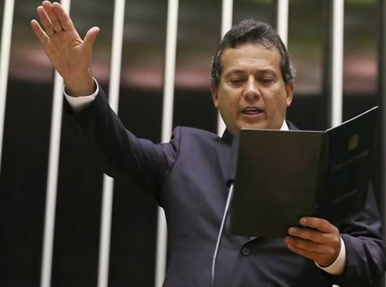 Ricardo Abrão, ex-presidente da Beija-Flor e sobrinho de Anísio, assume