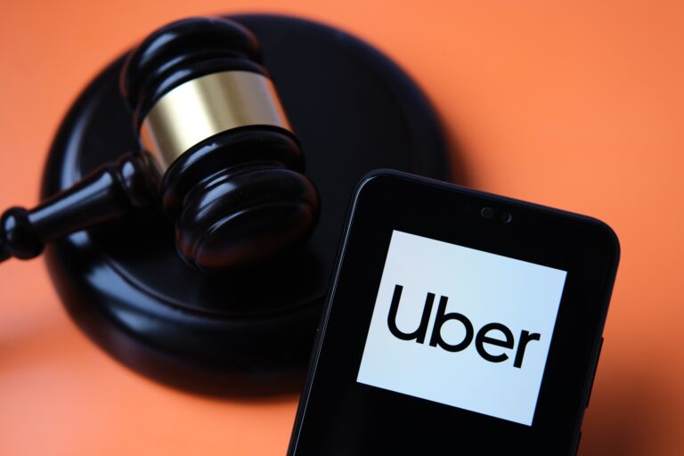 Uber é acusada de cobrar assinatura sem consentimento de usuários