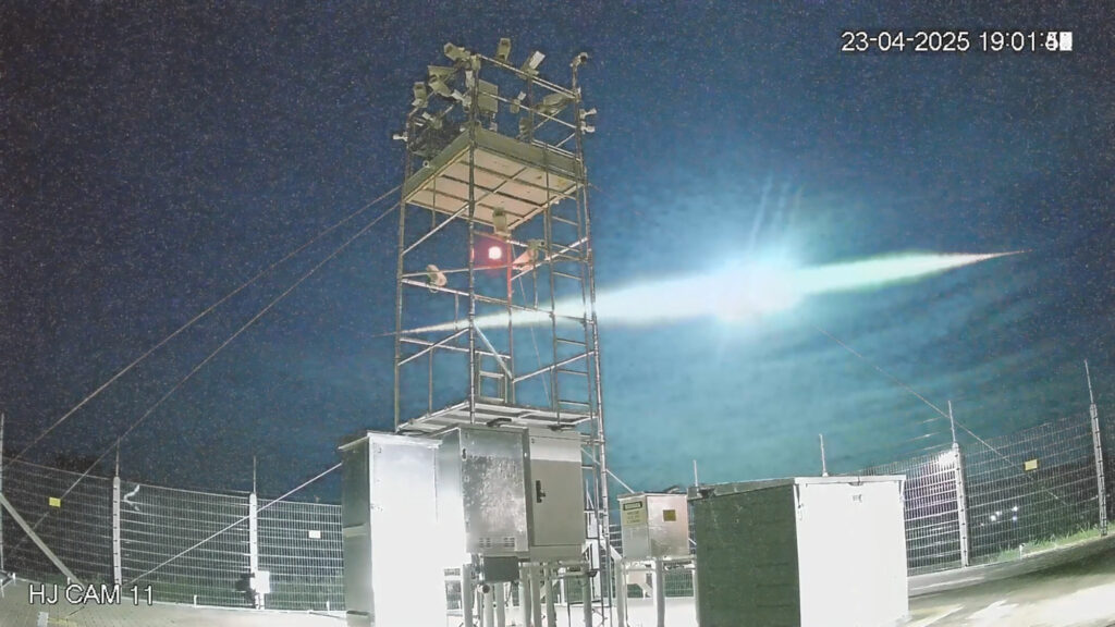 VÍDEO: veja momento em que meteoro passa pelo céu de