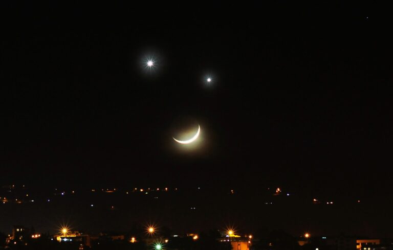 Vênus, Saturno e Lua formam “emoji sorridente” no céu nesta