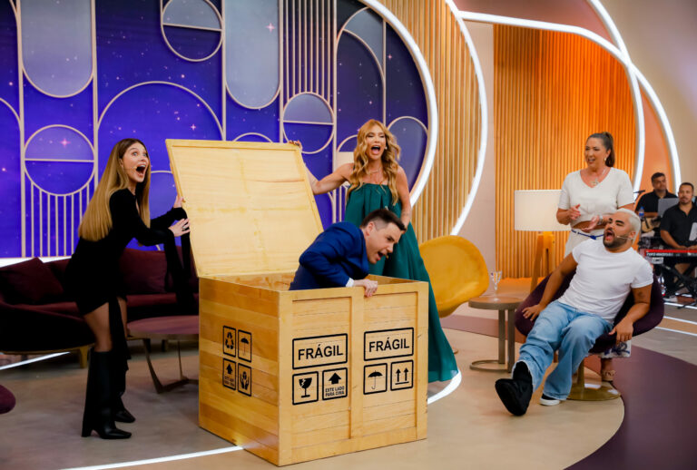 Virginia Fonseca faz brincadeira com Luiz Bacci para tentar bater