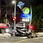 Acidente deixa feridos e carros empilhados em bairro nobre de