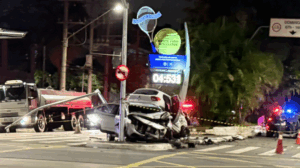 Acidente deixa feridos e carros empilhados em bairro nobre de