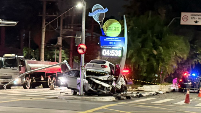 Acidente deixa feridos e carros empilhados em bairro nobre de