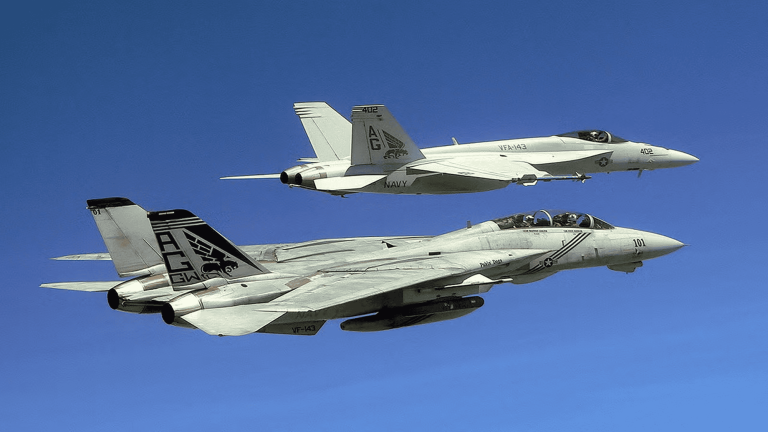 Aeronaves militares dos EUA afundam no Mar Vermelho em sequência