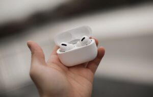 Airpods, da Apple, ajudam a encontrar suspeito de roubo milionário