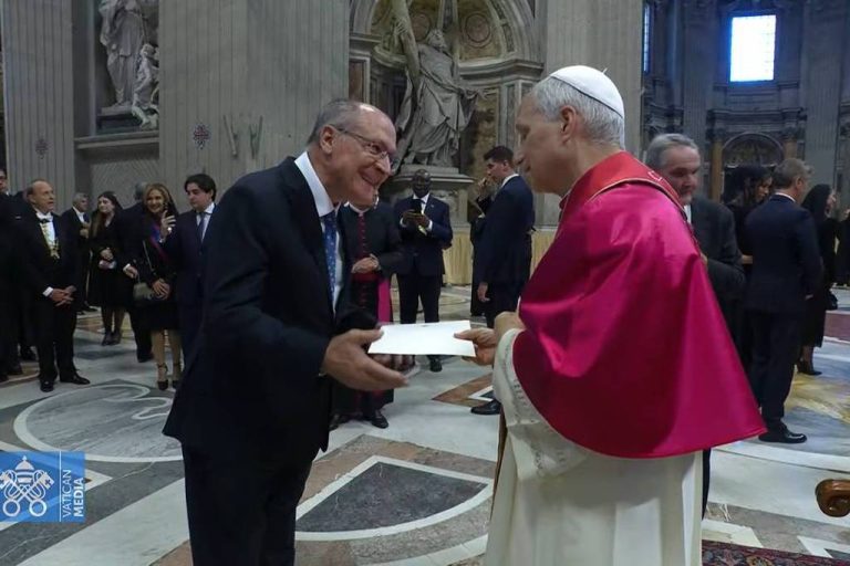Alckmin entrega convite de Lula ao papa Leão XIV para