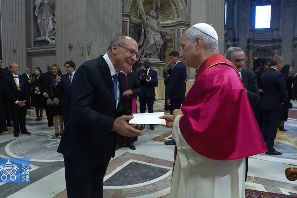 Alckmin entrega convite de Lula ao papa Leão XIV para